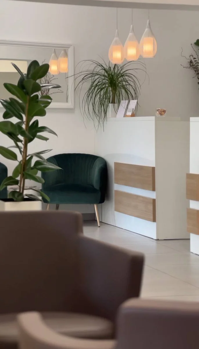 В команду Hair Studio Select в Karlíně ищем мастеров: